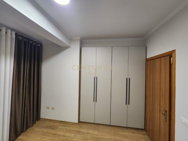 Tirane, jepet me qera apartament 2+1 Kati 4, 131 m² 900 € (ZOGU I ZI)