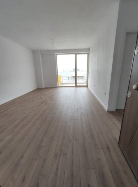 Tirane, shes apartament 1+1+Ballkon Kati 4, 63 m² 83.000 € (rruga Pano Lula Kompleksi Tom Doshi Shkoze)