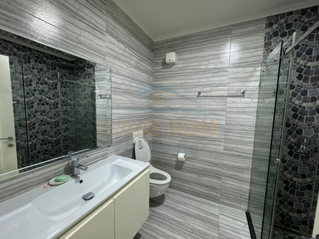 Tirane, jepet me qera apartament 1+1+Ballkon Kati 3, 65 m² 650 € 