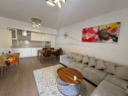 Tirane, jepet me qera apartament 1+1+Ballkon Kati 3, 65 m² 650 € 