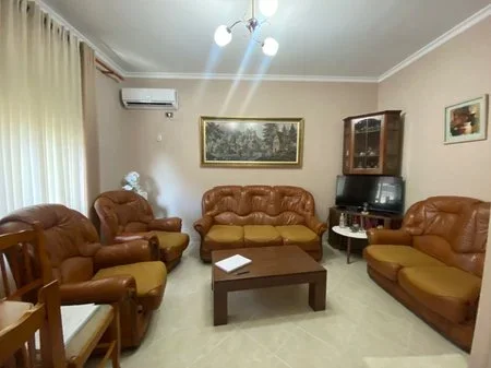 Tirane, jepet me qera apartament 1+1 Kati 4, 60 m² 550 € (Myslym Shyri)