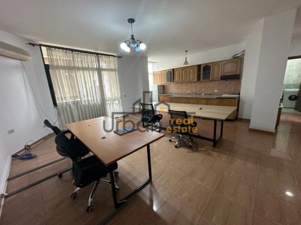 Tirane, jepet me qera zyre Kati 2, 140 m² 1.000 € (Stacioni i Trenit)