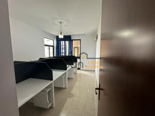 Tirane, jepet me qera zyre Kati 2, 140 m² 1.000 € (Stacioni i Trenit)
