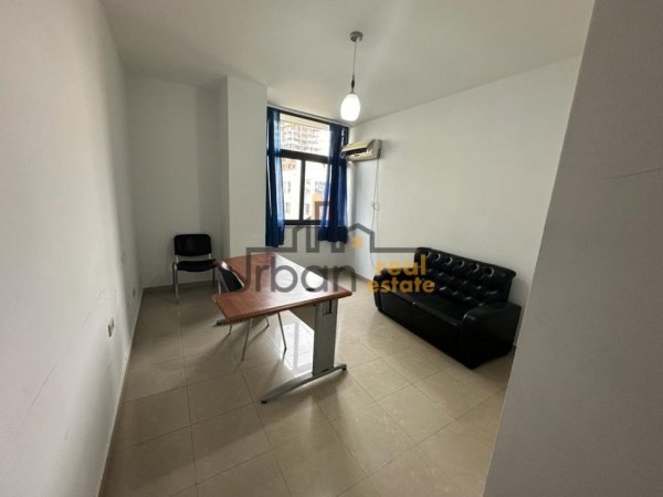 Tirane, jepet me qera zyre Kati 2, 140 m² 1.000 € (Stacioni i Trenit)
