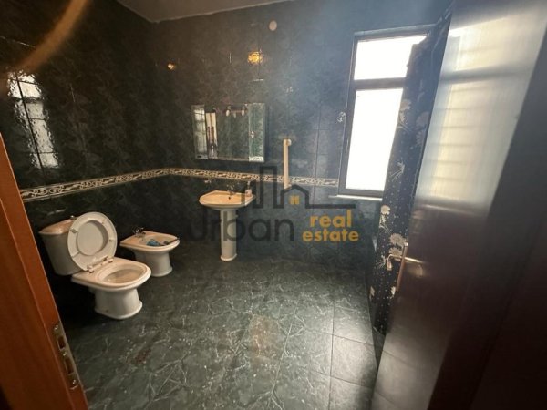 Tirane, jepet me qera zyre Kati 2, 140 m² 1.000 € (Stacioni i Trenit)