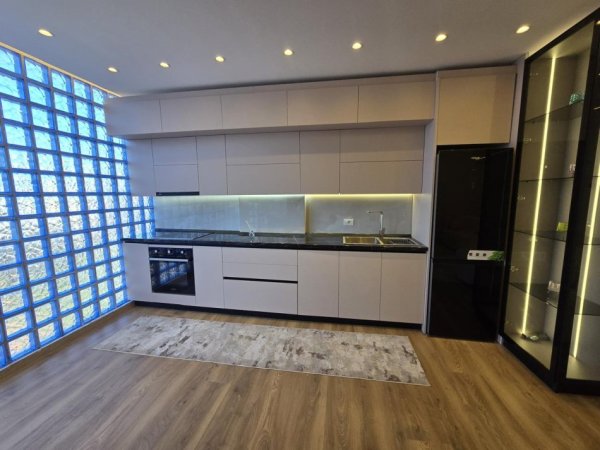 Tirane, shitet apartament 2+1+Ballkon Kati 3, 110 m² 348.000 € (Gjimnazi Petro Nini Luarasi)
