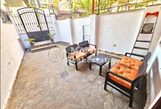 Tirane, jepet me qera shtepi 2+1 Kati 1, 105 m² 800 € (Jeronim De Rada)