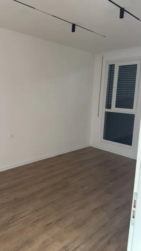 Tirane, jepet me qera zyre Kati 3, 60 m² 550 € (LAPRAKE)