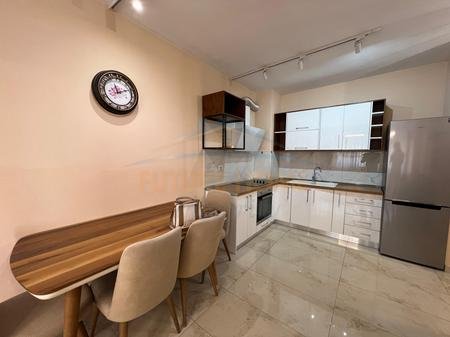 Tirane, jepet me qera apartament 2+1+Ballkon Kati 3, 79 m² 600 € 