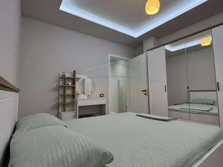 Tirane, jepet me qera apartament 2+1+Ballkon Kati 3, 90 m² 850 € (Rruga e Kavajes)
