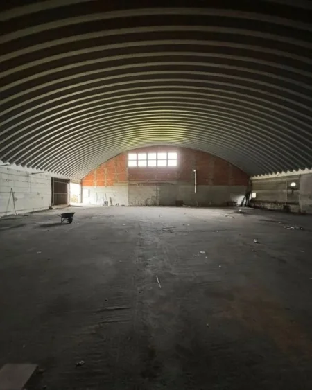 Tirane, jepet me qera ambjent biznesi Kati 0, 1.350 m² 1.600 € (Marikaj)