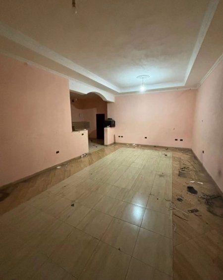 Tirane, jepet me qera ambjent biznesi Kati 0, 1.350 m² 1.600 € (Marikaj)