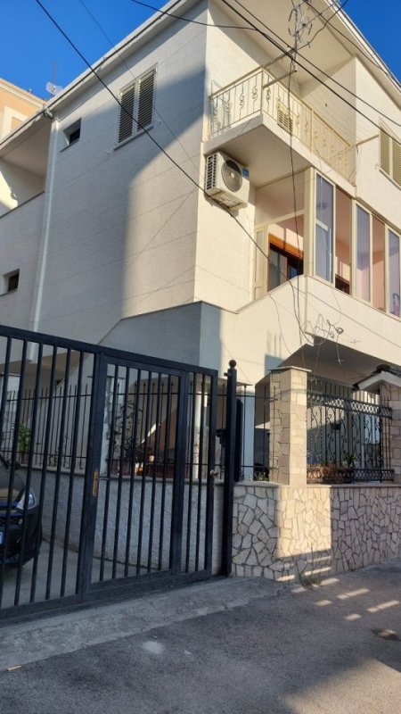 Tirane, shitet Vile 3 Katshe Kati 3, 200 m² 250.000 € (Rruga Dalip Topi -Fresk Tirane)