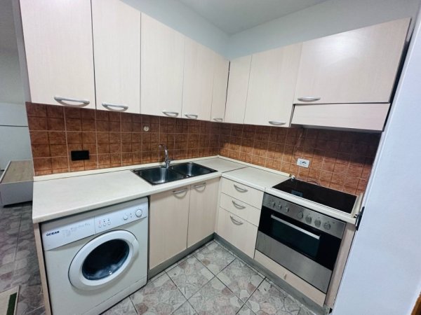 Tirane, jepet me qera apartament 1+1+Aneks Kati 9, 450 € (komuna e parisit)