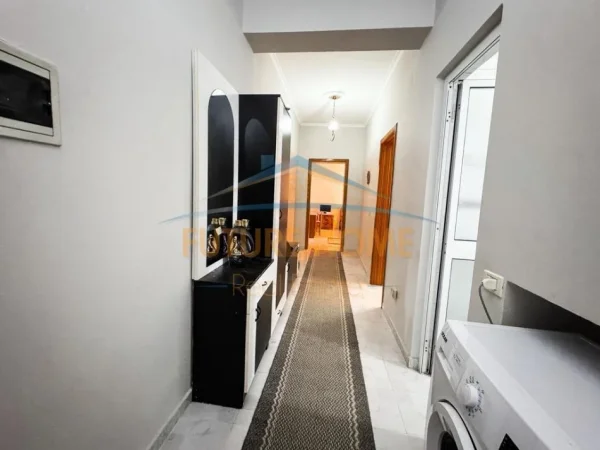 0683487469 Tirane, jepet me qera apartament 2+1 Kati 4, 100 m² 600 € (Rruga Mustafa Qosja)