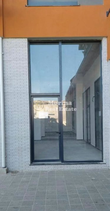 Tirane, jepet me qera ambjent biznesi Kati 0, 81 m² 1.000 € (Sadik Petrela)
