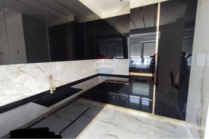 Tirane, jepet me qera apartament 2+1+Ballkon Kati 2, 119 m² 1.800 € (teg)