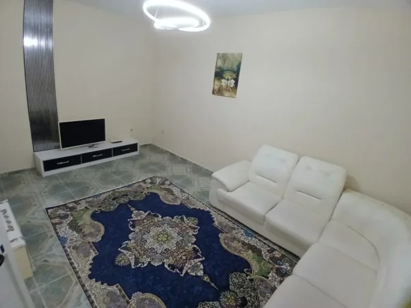Tirane, jepet me qera apartament 1+1+Aneks+Ballkon Kati 1, 370 € (rruga bardhyl)