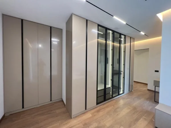 Tirane, jap me qera Vile 3 Katshe Kati 0, 400 m² 4.000 € (rruga liqeni i thate)