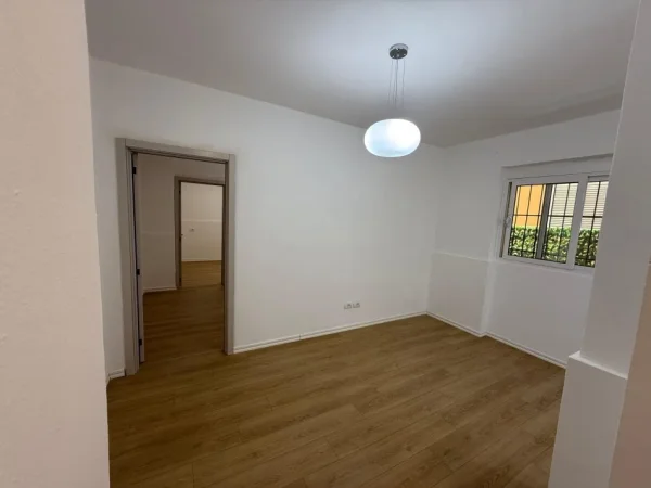 Tirane, shitet apartament 2+1+Ballkon Kati 1, 103 m² 138.000 € (RRUGA BILL KLINTON)