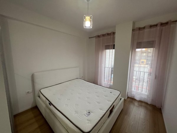 Tirane, jap me qera apartament 1+1+Ballkon Kati 2, 60 m² 600 € (rruga Frosina plaku 21 dhjetori)