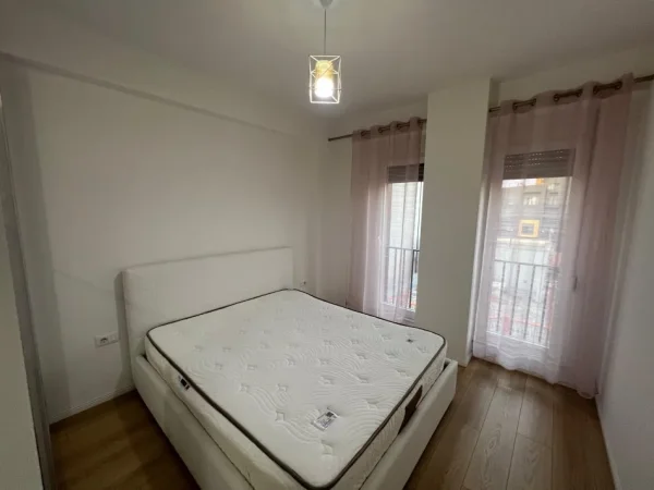 Tirane, jap me qera apartament 1+1+Ballkon Kati 2, 60 m² 600 € (rruga Frosina plaku 21 dhjetori)