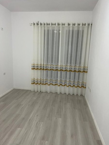 Tirane, jepet me qera apartament 3+1 Kati 3, 125 m² 650 € (RRUGA 5 MAJI)