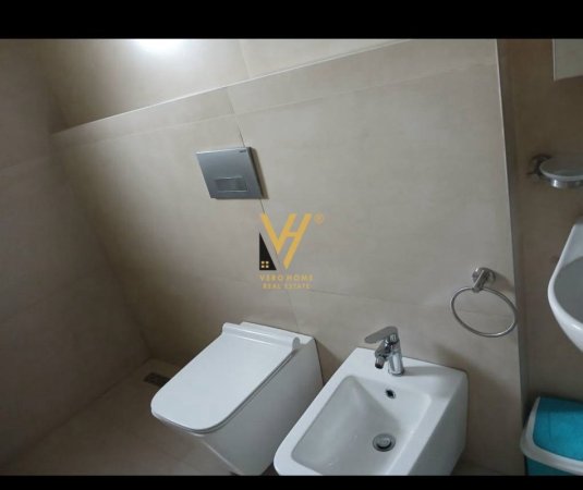 Tirane, jepet me qera shtepi 1+1+Ballkon Kati 1, 65 m² 300 € (KOMBINAT)