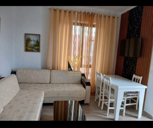 Tirane, jepet me qera shtepi 1+1+Ballkon Kati 1, 65 m² 300 € (KOMBINAT)