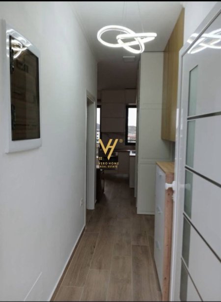 Tirane, jepet me qera shtepi 1+1+Ballkon Kati 1, 65 m² 300 € (KOMBINAT)
