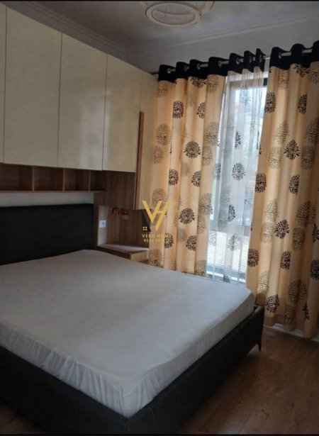 Tirane, jepet me qera shtepi 1+1+Ballkon Kati 1, 65 m² 300 € (KOMBINAT)