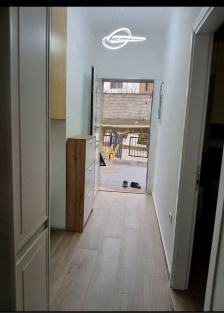 Tirane, jepet me qera shtepi 1+1+Ballkon Kati 1, 65 m² 300 € (KOMBINAT)