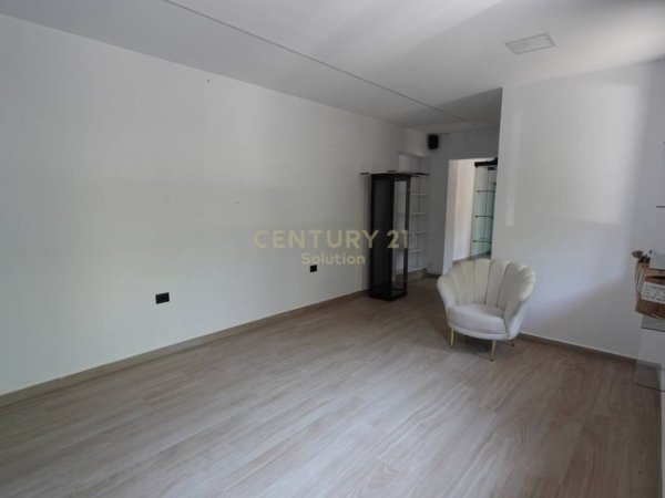 Tirane, jepet me qera dyqan Kati 0, 55 m² 850 € (Rruga Fortuzi)