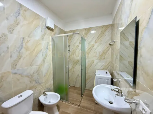 Tirane, jepet me qera apartament 1+1+Ballkon Kati 2, 70 m² 650 € (Selvia, Tiranë)