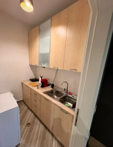 Tirane, jepet me qera zyre Kati 3, 100 m² 750 € (Qender)