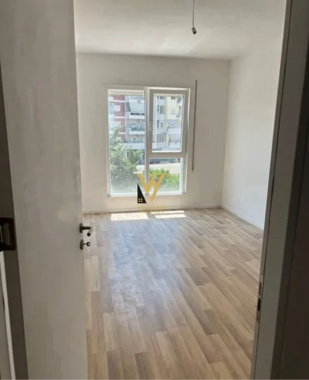 Tirane, jepet me qera zyre Kati 2, 122 m² 600 € (ASTIR)
