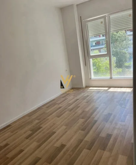 Tirane, jepet me qera zyre Kati 2, 122 m² 600 € (ASTIR)