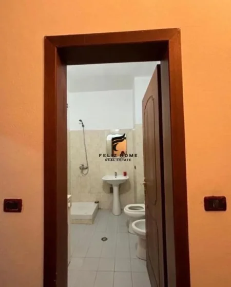 Tirane, jepet me qera apartament 1+1 Kati 1, 100 m² 450 € (DON BOSKO)