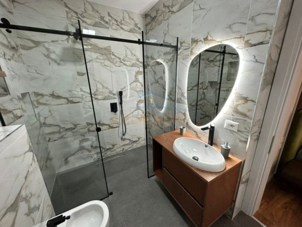 Tirane, jepet me qera apartament 2+1 Kati 1, 100 m² 1.200 € (Liqeni i Thate)