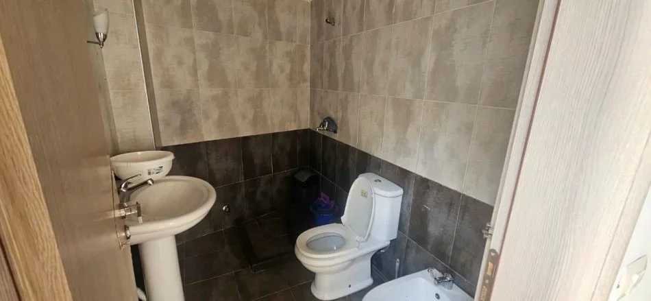 Tirane, jepet me qera zyre Kati 0, 70 m² 800 € (Ambasador 3)