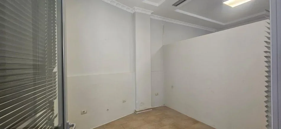 Tirane, jepet me qera zyre Kati 0, 70 m² 800 € (Ambasador 3)
