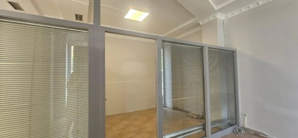 Tirane, jepet me qera zyre Kati 0, 70 m² 800 € (Ambasador 3)