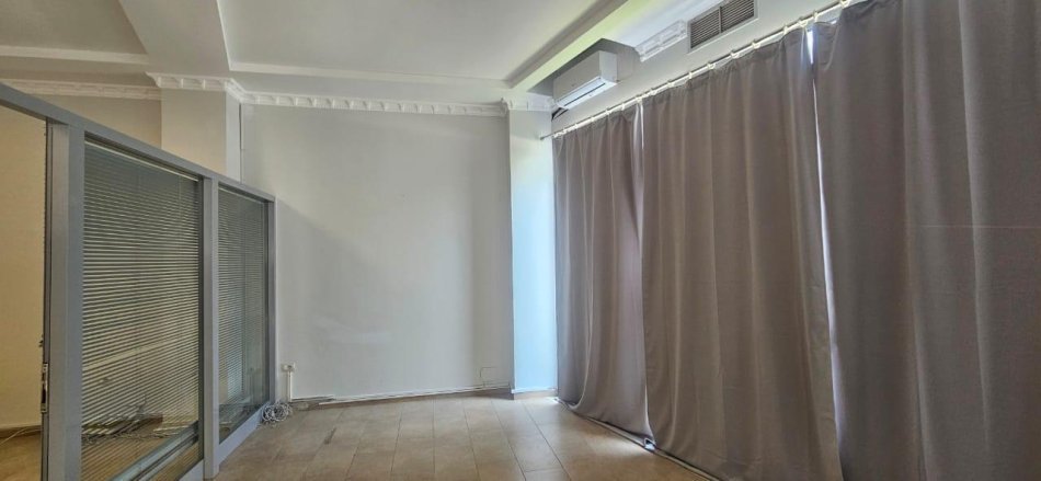 Tirane, jepet me qera zyre Kati 0, 70 m² 800 € (Ambasador 3)