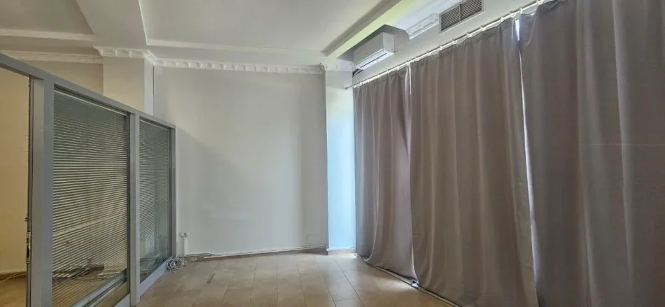 Tirane, jepet me qera zyre Kati 0, 70 m² 800 € (Ambasador 3)