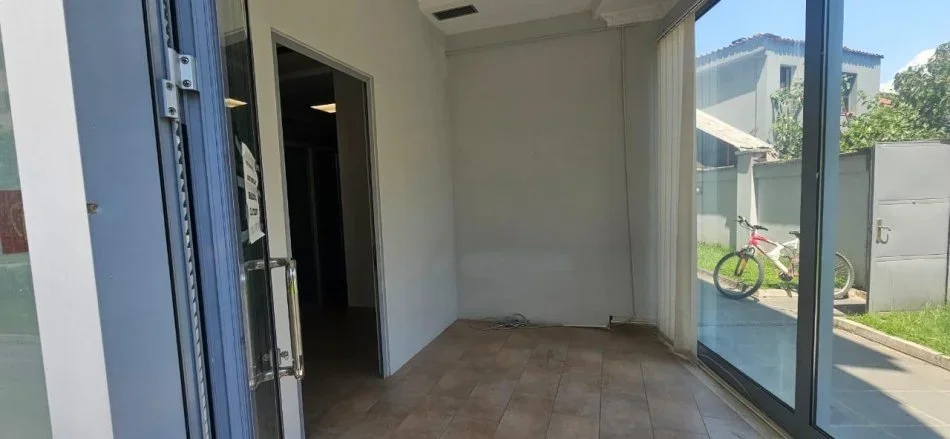 Tirane, jepet me qera zyre Kati 0, 70 m² 800 € (Ambasador 3)