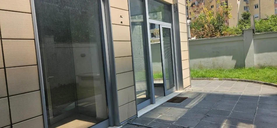 Tirane, jepet me qera zyre Kati 0, 70 m² 800 € (Ambasador 3)