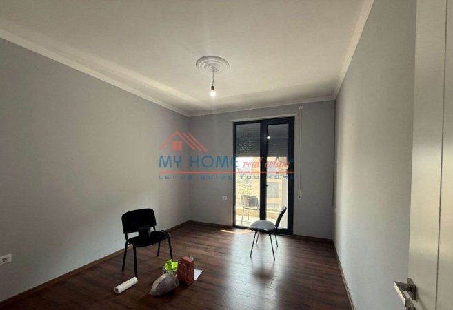Tirane, jepet me qera zyre Kati 6, 136 m² 700 € (Porcelan)