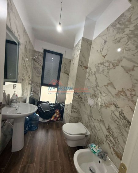 Tirane, jepet me qera zyre Kati 6, 136 m² 700 € (Porcelan)
