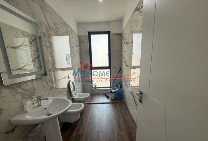 Tirane, jepet me qera zyre Kati 6, 136 m² 700 € (Porcelan)