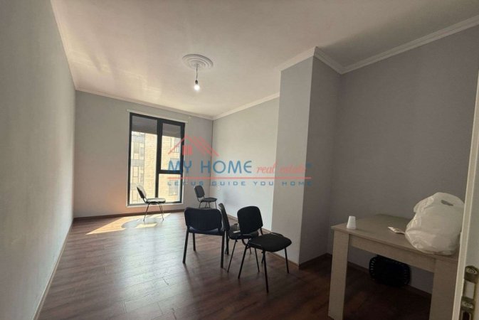 Tirane, jepet me qera zyre Kati 6, 136 m² 700 € (Porcelan)